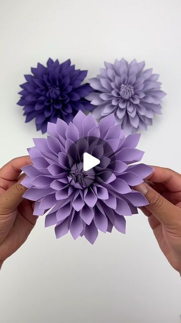 Diy Gifts Flowers Ideas, Folding Paper Flowers Diy, Cricut Paper Flower Bouquet, How Do You Make Paper Flowers Diy Crafts, New Flower Bouquet Ideas, Paper Flowers Pattern, Making Paper Flowers Tutorials, Diy Dahlia Paper Flower, Diy Paper Dahlia