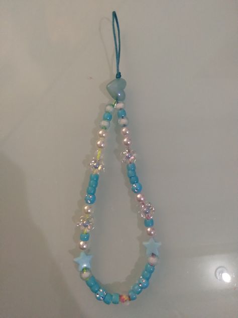 Azul com pérolas Beaded Phone Strap Ideas, Phone Strap Ideas, Fone Strap, Phone Strap Diy, Macrame Phone Strap, Phone Accessories Diy, Phone Straps, Bead Charms Diy, Clay Bracelet