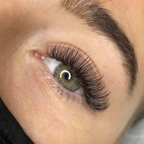 Eyelash Extensions Classic, Julia Gomes, Big Eyelashes, Natural Fake Eyelashes, Make Up Diy, Fall Makeup Trend, Best Lash Extensions, Lashes Fake Eyelashes, Eyelash Extensions Styles