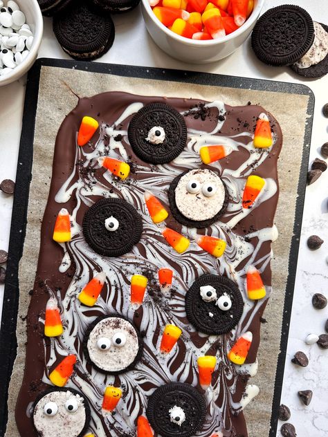 Easy Halloween Candy Bark! - rachLmansfield Halloween Bark Recipes, Halloween Candy Bark, Strawberry Cheesecake Cupcakes, Gluten Free Oreos, Halloween Bark, Halloween Breakfast, Candy Bark, Halloween Treats Easy, Chocolate Sandwich Cookies