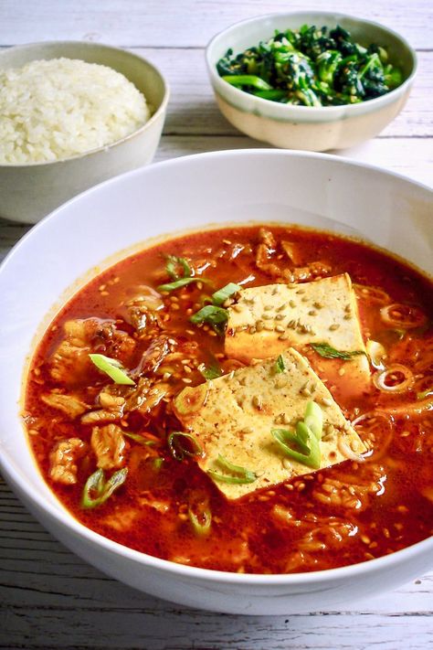 Kimchi Jjigae (Korean Kimchi Stew) Kimchi Jigae Recipe, Korean Kimchi Stew, Kimchi Soup Recipe, Korean Homes, Kimchi Stew Recipe, Korean Stew, Kimchi Soup, Kimchi Jjigae, Kimchi Stew