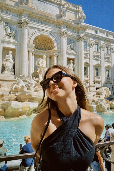 5 Best & Aesthetic Europe Travel Outfits Ideas Rome Pose Ideas, Rome Poses, Fontana Di Trevi Photo Ideas, Roma Fotos Ideas, Trip Outfit Ideas Travel Fashion, Spring Outfits Europe, Italy Picture Ideas, Summer Fashion Europe, European Spring Outfits