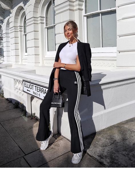 Tracksuit Outfit Adidas, Black Track Pants Outfit, Women Tracksuit Outfit, Adidas Outfit Women Sporty Chic, Dessert Recipes Quick, Adidas Track Pants Outfit, Adidas Pants Outfit, Black Adidas Pants, Adidas Jogging Pants