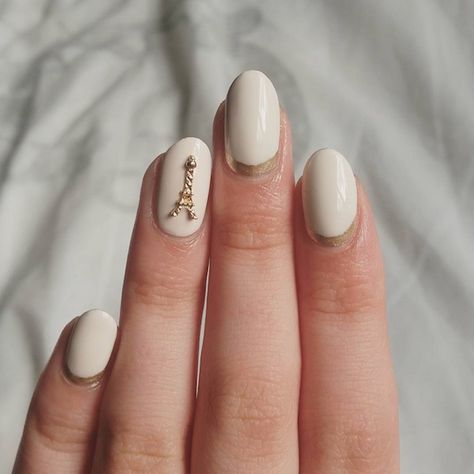 Seven Las Vegas–Inspired Manicures Eiffel Tower Nails, Olympic Nails, Las Vegas Nails, Deluxe Nails, Paris Nails, Vegas Nails, Parisian Look, Glitter Manicure, Accent Nail