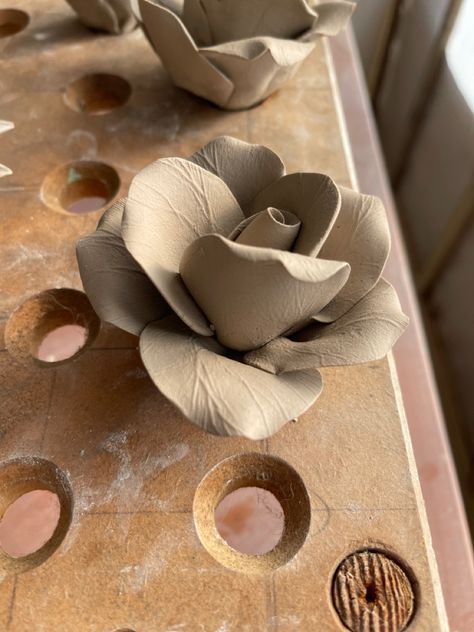 Ceramic Roses Clay, Rose Sculpture Clay, Ceramic Flowers How To Make, Clay Flowers How To Make Easy, Clay Lotus Flower, Flower Clay Art, Handmade Pottery Ideas, Flower Ceramics, Ceramic Sculpture Artists