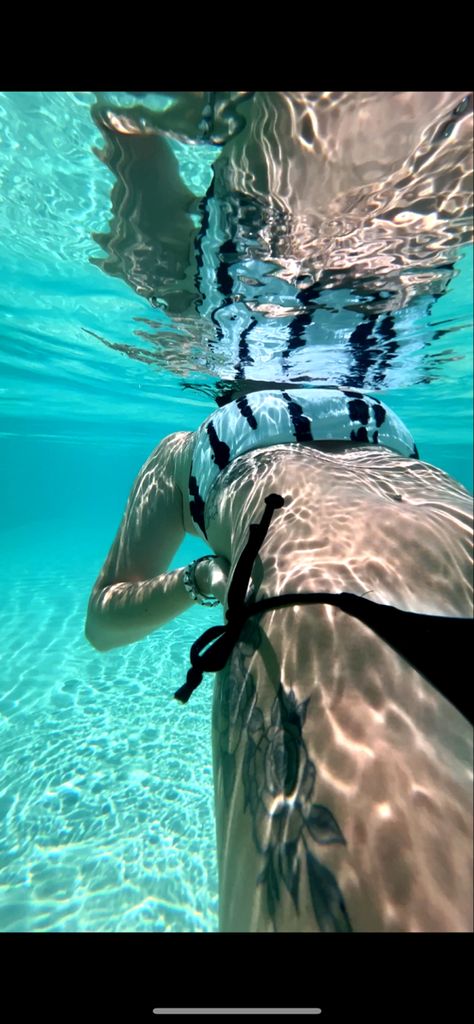 Half Underwater Photography, Greek Pool, Half Underwater, Underwater Photography Pool, Vintage California, Under Water, Underwater Photography, Underwater World, California