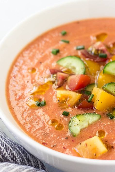 Spain Gazpacho recipe Best Gazpacho Recipe, Food For Hot Weather, Cold Summer Soups, Hot Weather Food, Hot Weather Dinner Ideas, Spanish Gazpacho, Authentic Spanish Recipes, Healthy Vegetarian Lunch, Cold Appetizer