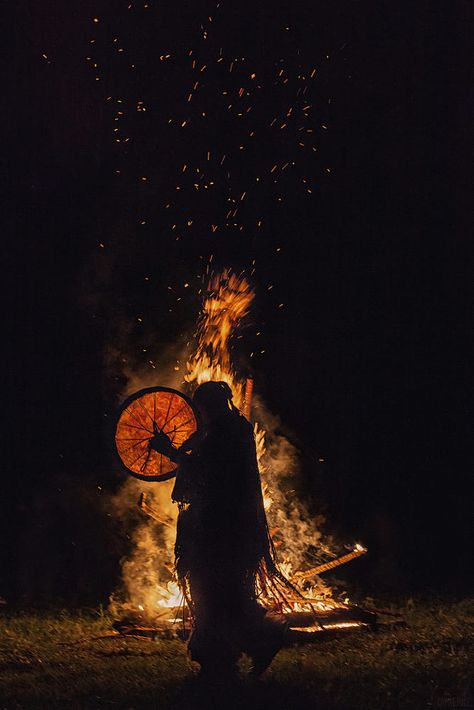 Shaman Woman, American Day, Shamanic Healing, Medicine Woman, Beltane, Witch Aesthetic, Wild Woman, Native American Culture, Shooting Photo