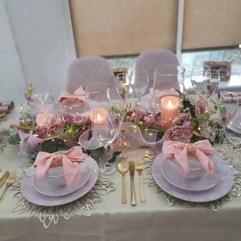 Pastel Christmas Table Setting, Womens Christmas Dinner Table, Pink And Silver Christmas Table, Pink Christmas Dinner Table, Sismas Party, Pink Christmas Tablescapes, Pink Christmas Table Decor, Pink Christmas Table Setting, Pink Christmas Table