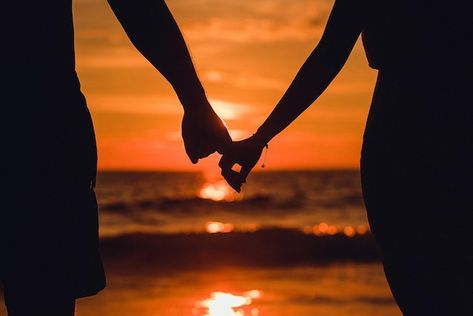 Love - romantic couple holding hands, be... | Premium Photo #Freepik #photo #couple-hands #lovers #romantic-couple #love-couple Do Soulmates Exist, Queen Lilith, Hands Pictures, People Holding Hands, Couples Spa, Beach Romance, Marrying Young, Find Your Soulmate, A Soulmate