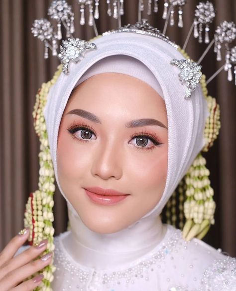 Fresh Make Up Look For Wedding, Malay Wedding Makeup Look, Soft Wedding Makeup Asian, Make Up Pengantin Jawa, Make Up Akad Nikah Hijab, Makeup Wisuda Hijab Natural, Make Up Jawa, Make Up Nikah, Make Up Wedding Hijab