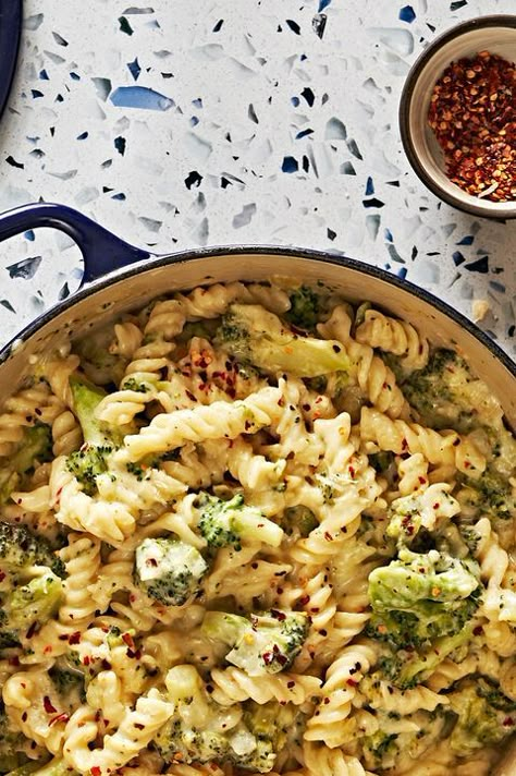 Broccoli Cheese Pasta, Halloween Dinners, Chicken Artichoke Pasta, Weeknight Dinner Pasta, Pasta One Pot, Le Creuset Recipes, Cheese Pasta Recipes, Vegetarian Pasta Recipes, Broccoli Pasta