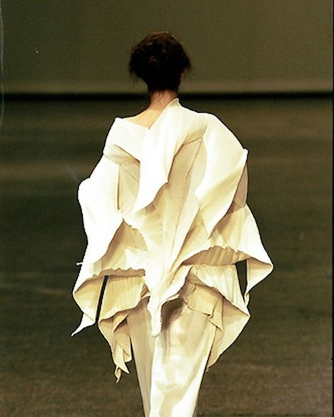 @IsseyMiyakeofficial f/w 1999 rtw Creative Director Issey Miyake #NewestCool  ⠀⠀⠀⠀⠀⠀⠀⠀⠀⠀⠀⠀ ⠀⠀⠀⠀⠀⠀⠀⠀⠀⠀⠀⠀    ⠀⠀⠀⠀⠀⠀⠀⠀⠀⠀⠀⠀ ⠀⠀⠀⠀⠀⠀⠀⠀⠀⠀⠀⠀    ⠀⠀⠀⠀⠀⠀⠀⠀⠀⠀⠀⠀  ⠀⠀⠀⠀⠀⠀⠀⠀⠀⠀⠀⠀ ⠀⠀⠀⠀⠀⠀⠀⠀⠀⠀⠀⠀    ⠀⠀⠀⠀⠀⠀⠀⠀⠀⠀⠀⠀ ⠀⠀⠀⠀⠀⠀⠀⠀⠀⠀⠀⠀ #90srunway #modeloffdutystyle #ootdideas #bellahadidoutfit #bellahadidaesthetic #isseymiyake #isseymiyakemen #issey #miyake #三宅一生 #ファッションウィーク #isseymiyakebaobao #近藤悟史 #isseymiyakejapan #pleatsplease #isseymiyakepleatsplease #isseymiyakeme #isseymiyakesecond #isseymiyakearchive #isseymiyakeus... 90s Editorial, Vintage Fashion Aesthetic, Quiet Luxury Style, Runway 90s, Issey Miyake Bao Bao, Issey Miyake Bag, Bella Hadid Aesthetic, Issey Miyake Pleats, Edgy Fashion Outfits