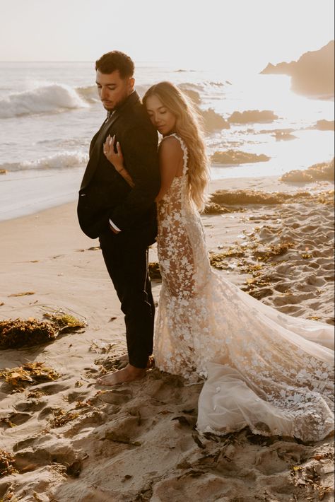 Hawaii Beach Wedding Photos, Beach Wedding Aesthetic Couple, First Look Beach Wedding Photos, Beach Wedding Styled Shoot, Beach Wedding Poses Picture Ideas, Beach Wedding Photography Bridal Party, Wedding Poses For Bride And Groom Beach, Bride And Groom Pictures Beach, Vow Renewal Photoshoot Beach