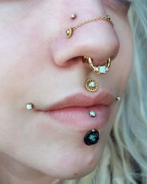 I'm loving the chained nostril piercings Gold Face Piercings, Piercings Face, Double Nostril, Spiderbite Piercings, Double Nostril Piercing, Philtrum Piercing, Double Nose Piercing, Septum Piercing Jewelry, Nostril Piercing