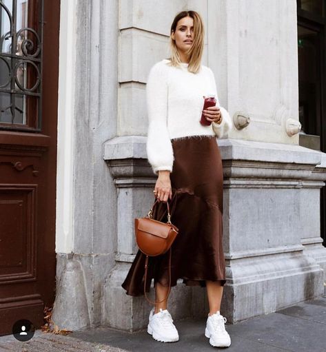 Chocolate brown silk skirt + white knit + chunky white sneakers ✔Great casual-chic look on Amsterdam-based fashion editor… Witte Sneakers Outfit, Casual Chique Stijl, White Sneakers Outfit, Chic Sneakers, Brown Skirt, Silk Outfit, Song Of Style, Most Beautiful Dresses, Sneakers Outfit