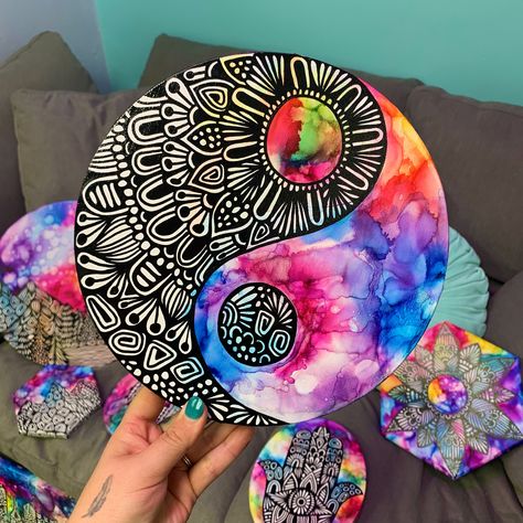 Trippy Mandala, Jing Y Jang, Ying Yang Art, Hamsa Art, Diy Mandala, Acrylic Art Projects, Art Tutorials Watercolor, Mandala Art Therapy, Posca Art