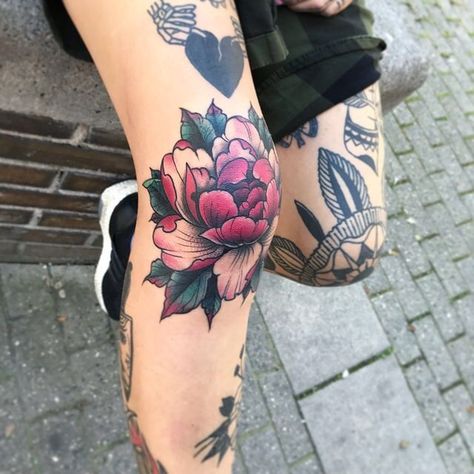 200+ Best Knee Tattoos Designs With Pictures (2023) - TattoosBoyGirl Floral Knee Tattoo, Tattoo Zone, Petit Tattoo, Tattoo Aesthetic, Beautiful Flower Tattoos, Thigh Piece, Elbow Tattoos, Inspiration Tattoos, Tattoo Traditional