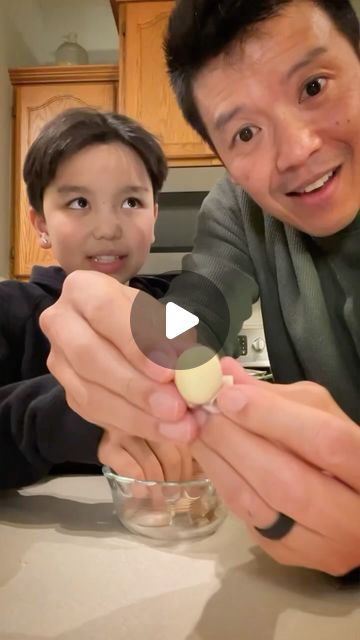 saltNpiipa on Instagram: "Garlic peel hack #garlic #kitchenhacks #foodhack #garlicpeelinghack #foodtiktok #foodtok" Garlic Peeling Hack, How To Peel Garlic, March 4, Kitchen Hacks, Food Hacks, Hot Water, Garlic, Water, On Instagram