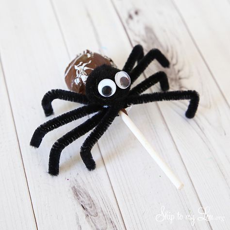 tootsie pop spider Spider Lollipops, Pipe Cleaner Spider, Classroom Birthday Treats, Craft Pipe Cleaner, Tootsie Roll Pops, Ghosts And Pumpkins, Children's Church Crafts, Spider Crafts, Tootsie Pop