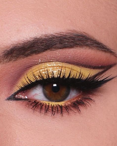 Summer looks on board🌞 | summer | Summer looks on board🌞 | By Make-Up & Hair Tutorials Makeup Double Eyeliner, Double Wing Liner Eye Makeup, Yellow Makeup Looks For Quince, Yellow Eyeliner Makeup, Double Eyeliner Makeup, Yellow Prom Makeup, Yellow Eyeliner Looks, Makeup For Yellow Outfit, Yellow And Black Makeup