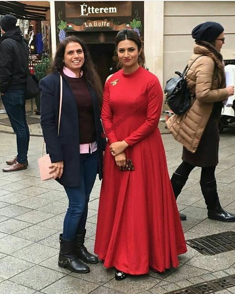 Beautiful Gorgeous Divyanka Mam Carnival Parties, Churidar Neck, Blouse Designed, Churidar Neck Designs, Divyanka Tripathi, Anarkali Dresses, Desi Style, Anarkali Suits, Anarkali Dress