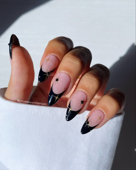 Almond Shape Simple Nail Designs, Darker Nail Ideas, Almond Nails Ideas Halloween, Almond Shape October Nails, Nail October 2024, Black Spooky Nails Almond, Almond Nails Designs October, Simple Almond Nails Fall, Nails October Halloween