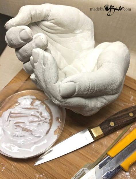 DIY Life Cast Concrete Hands - Made by Barb - Alginate Life cast plaster to silicone concrete mold making tutorial Plaster Molds Diy, Alginate Ideas, Hand Molds Diy, Cement Hands, Concrete Hands, Hand Planters, Concrete Molds Diy, Plaster Hands, Concrete Creations