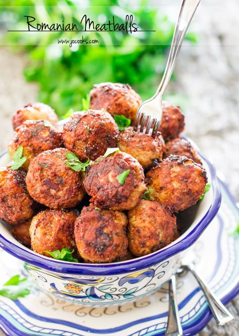 Romanian Meatballs, known as "Chiftele" are one of the most popular Romanian dishes. Learn to make the mother of all meatballs, nothing beats these meatballs. New Years Appetizers, New Year's Eve Appetizers, Romanian Recipes, Romanian Food, European Food, Ground Meat, Meatball Recipes, Beef Dishes, Meat Dishes