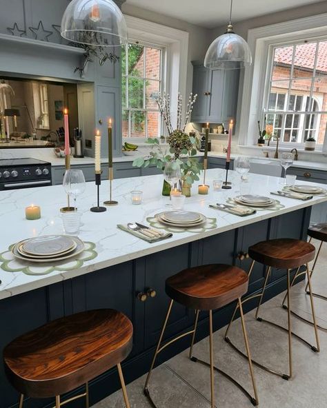 Jo C on Instagram: "I S L A N D  D I N I N G  Sadly not Caribbean dining, but kitchen dining! Rarely will you find me styling my kitchen on a wet afternoon or ever really!, but when these amazing bordered scalloped linen placemats and napkins arrived in the post from @birdiefortescue , I thought how could I properly show them off... So tell me who actually uses their kitchen islands as a dining space? Having styled this yesterday I might be more inclined too, as it looks so pretty, sadly I pac Placemats And Napkins, Caribbean Style, Kitchen Corner, Blogger Design, Kitchen Islands, Linen Placemats, My Kitchen, Kitchen Styling, Table Style