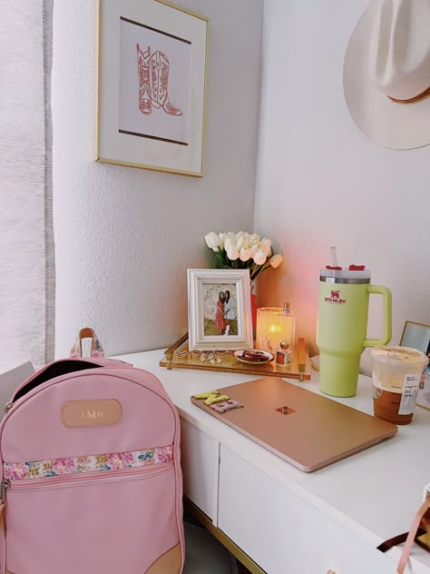 College Apartment Desk, Desk Inspo Preppy, College Lifestyle Aesthetic, Room Aesthetic Pink, Desk Bedroom Ideas, Desk Preppy, Preppy Desk With Computer, Room Inspo Desk, Organized Room