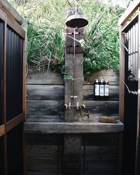 Rustic Shower Ideas and Inspiration | Hunker Rustic Outdoor Bathroom, Rustic Outdoor Shower Ideas, Rustic Shower Ideas, Outdoor Shower Ideas, Outside Showers, Outdoor Bathroom Design, Outdoor Tub, Rustic Shower, Garden Shower