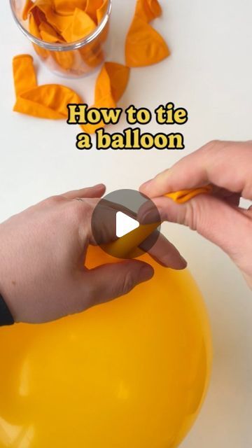 Easiest Way To Tie A Balloon, Balloon Hacks Diy, How To Tie A Balloon Knot Easy, Balloon Tying Hack, How To Tie A Balloon, Balloon Crafts Diy, Balloon Decoration Diy, Balloon Tricks, Prom Balloons