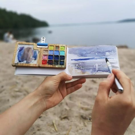 Photo by GO DRAW | ИДИ РИСУЙ in Joensuu, North Carelia. May be an image of outdoors. Traveling Art, Sketching Tools, Watercolor Palette, Pin Ideas, Oil Water, Gifts For An Artist, Craft Box, Travel Companion, Travel Art