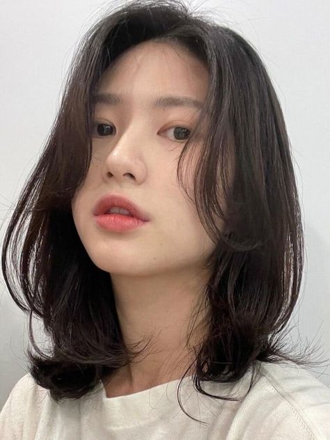 Shoulder-Length Hair With C Curls (Wind Perm) Korean Curtain Bangs, Wolf Cut Short, Korean Wolf Cut, Korean Bangs Hairstyle, Asian Hairstyle, Bang Hairstyles, Sleek Short Hair, Haircut 2023, Hair Volume Spray