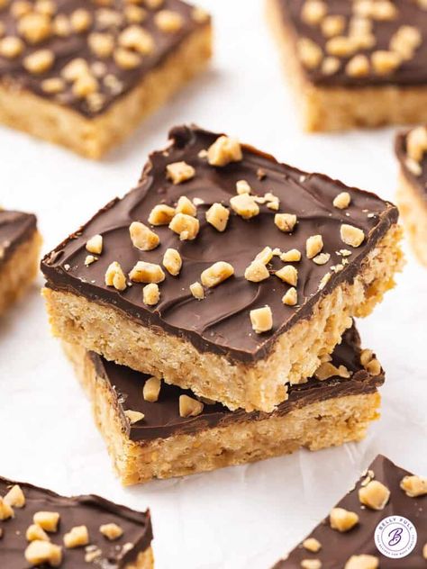 The perfect combination of sweet, salty, smooth, and crunchy, these super easy Ritz Cracker Toffee Bars are a fast fix treat that has just 4 ingredients and whips up in minutes. You can count on these dessert bars being a hit with everyone! Pecan Pie Cake Recipe, Ritz Cracker Toffee, Pie Cake Recipe, Pecan Pie Cake, Cake Recipe Easy, Mini Pecan Pies, Bars Chocolate, Cracker Toffee, Ritz Cracker