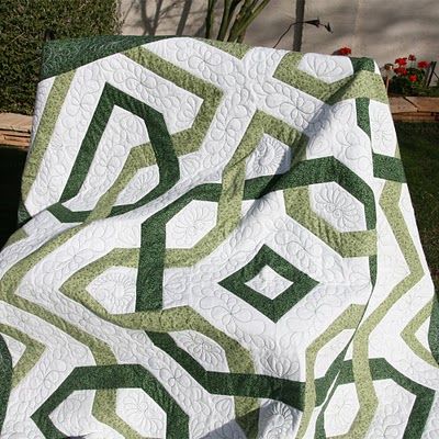 Piecemaker Quilts: Celtic Knot quilt ~ would love this in purples! Celtic Knot Quilt Pattern, Celtic Quilt Patterns Free, Irish Quilt Patterns, Celtic Decor, Irish Quilt, Celtic Quilt, Long Arm Quilting Patterns, Celtic Patterns, Holiday Quilts