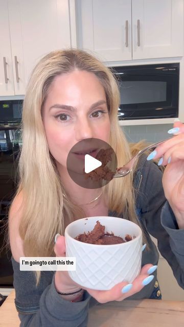 KELLY KRUGER BROOKS on Instagram: "VIRAL APPLE CHOCOLATE CAKE 🍰   You could eat this cake every day and know it is so good for you! I do recommend using cocoa powder over cacao because of the sweetness factor. If you use cacao I would add honey or maple syrup!   Have u tried this yet??? Will try u?   1 apple  1 heaping tablespoon of cocoa powder  1 egg 1 tsp baking powder (optional but it helps it rise )  Bake at 350 for about 30 min   Cool in the fridge for 5 min   #apple #cake #chocolate #snack #dessert #glutenfree #easyrecipe #viralrecipe #healthyfood #chocolatecake #refinedsugarfree" Apple Egg Cocoa Cake, Chocolate Apple Cake, Apple Chocolate Cake, Cocoa Powder Desserts, Easy Chocolate Mug Cake, Apple Chocolate, Healthy Bakes, Gf Cake, Low Calorie Chocolate