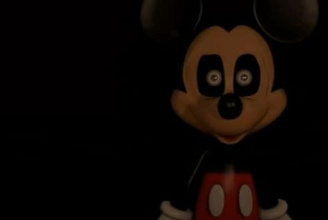 .........mickmick you're scaring me 😳💧 Fnaf Disturbing Images, Horor Images, Scary Mickey Mouse, Mickey Mouse Horror, Evil Mickey Mouse, Creepy Disney, Creepy Masks, Dark Hunter, Treasure Island