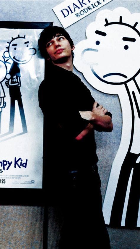 Rodrick Heffley Lockscreen, Rodrick Heffley Poster, Beautiful Boy Wallpaper, Rodrick Heffley Cartoon, Rodrick Wallpaper, Devon Bostick Wallpaper, Rodrick Heffley Wallpaper, Art Astethic, Wallpaper Emo