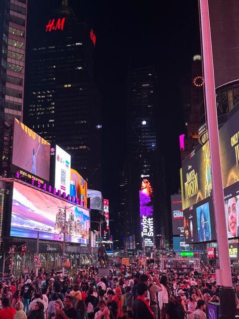 speak now (taylor’s version) promo in times square Taylor Swift New York, Times Square Ny, Nyc Times Square, New York Aesthetic, New York Life, Taylor S, Taylor Swift Videos, Speak Now, Dream Travel Destinations