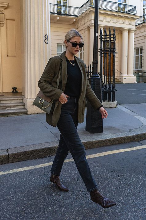 Emma Hill style. Green blazer, khaki Chloé Faye bag, black sweater, black striaght leg jeans, brown croc ankle boots, chic autumn fall outfit Khaki And Black Outfit, Olive Blazer Outfit, Khaki Blazer Outfit Women, Olive Green Blazer Outfit, Khaki Green Outfit, Khaki Blazer Outfit, Green Bag Outfit, Khaki Green Blazer, Blazer Outfits Women