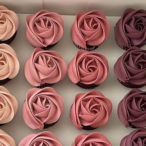 The Cupcake Sensation on Instagram: "Rosettes are so simple yet elegant 🤍🤎🩶🖤 . . . #cupcakedecorating #cupcakesofinstagram #cupcakes #cupcakebouqet #cakes4cakelovers #cake #cakeoftheday🍰 #cake_trends #baking #bakery #bakinglove #floralcupcakes #buttercream #buttercreamcake #buttercreamflowersclass" Mauve Cupcakes, Rosette Cupcakes, Floral Cupcakes, Rose Cupcakes, Easy Cupcakes, Cake Trends, Buttercream Flowers, Simple Flowers, Buttercream Cake