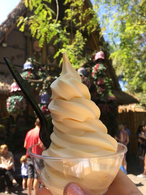 Disney Food Dole Whip, Disneyland Dole Whip, Disney Dole Whip Aesthetic, Disney Dole Whip, Dole Whip Aesthetic, Dole Whip Disney, Disney Desserts, Disneyland Pictures, Disneyland Food