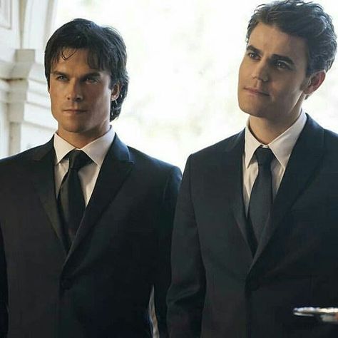 Stefan Salvatore and Damon Salvatore (Defan) Ian Somerhalder and Paul Wesley The vampire diares ريك غرايمز, Damon And Stefan Salvatore, The Salvatore Brothers, Vampire Pictures, Damon And Stefan, Vampire Diaries Stefan, Vampire Diaries Guys, Vampire Diaries Seasons, Vampire Diaries Wallpaper