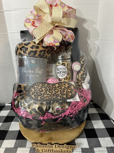 Perfume Basket Gift Ideas, Soda Cakes, Client Gift Baskets, Diy Mother's Day Gift Basket, Cake Gift Basket, Christmas Spa, Perfume Ideas, Baskets Diy, Making A Gift Basket