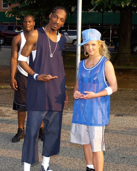 The Dreamers Club on Instagram: “Britney Spears and Snoop Dogg on set of Britney's music video for "Outrageous" 2004” Basketball Shorts Outfit, Chica Hip Hop, Britney Spears Costume, Basketball Jersey Outfit, Look Hip Hop, Britney Spears Outfits, Paparazzi Pics, Looks Hip Hop, Cypress Hill