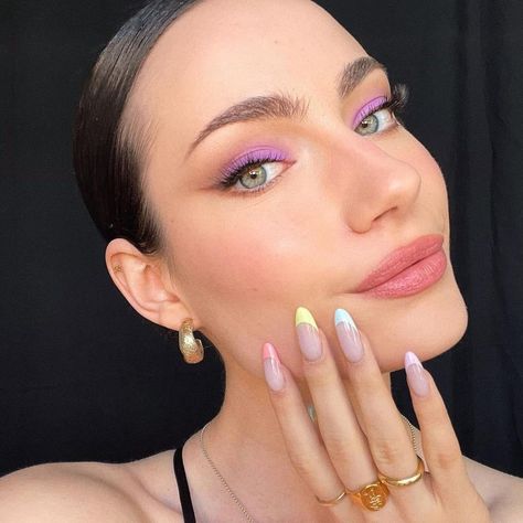 Coloured Liner Looks, Colour Liner Eye Makeup, Spring Makeup Looks 2023, Pastel Wedding Makeup, Lilac Eyeliner, Soft Purple Makeup, Lilac Makeup Look, Concealer Brows, Lilac Eye Makeup