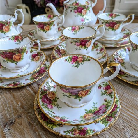 Royal Albert Old Country Roses 21 Piece Tea Set. First Class Stamp. This Set includes 6x Cups 6x Saucers 6x Side Plates 1x Medium Size Teapot 1x Jug 1x Bowl £125 plus postage for the set. All in great condition without any chips, cracks or crazing. The jug has a very small area with a gild loss on the handle but the rest is in immaculate condition. #antiqueandvintagebynes #antiqueandvintage_by_nes #royalalbertcountryroses #tablescapes #oldcountryroses #vintageteaset #tabledecor Old Country Roses Tablescape, Royal Albert Tea Sets, First Class Stamp, Royal Albert Old Country Roses, Old Country Roses, Tea Sets Vintage, Country Roses, Side Plates, Royal Albert