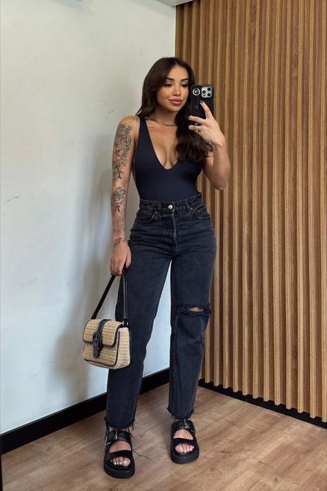 Outside Bar Outfit Ideas, Cozy Bar Outfit, Bar Summer Outfit Night, Sunday Jeans Outfit, Work Convention Outfits Summer, All Black Outfit Summer Night, All Black Summer Outfits Going Out, Casual Summer Bar Outfits, Summer Going Out Outfit Bar